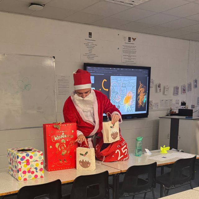 On his Holly Lodge rounds Santa made a final stop at KS3 Maths Club! 🎄🎅 A huge well done to our prize winners who earned some festive gifts. Thanks to everyone who took part and made it such a fun session!
1st - Ariana Y8 🥇
2nd - Libby Y8 🥈
3rd - Elsie Y7 🥉
#HollyLodgeLife #ExpectToAchieve