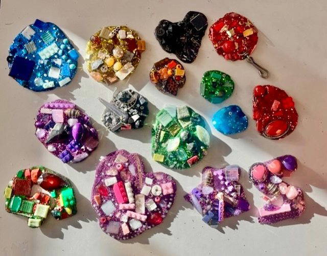 After Mr Graham attended a workshop with world famous artist Andrew Logan, he delivered an art club for Year 7, 8 & 9 pupils who created their own badges and ornaments inspired by his unique style. Well done to everyone who got involved!
#HollyLodgeLife #ExpectToAchieve