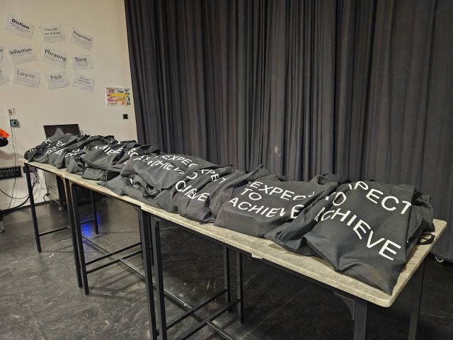 At Year 11’s post-mock celebration, each student was presented with their own Holly Lodge tote bag, with our slogan ‘Expect to Achieve’. Well done for all your hard work, we look forward to the results in January!
#HollyLodgeLife #ExpectToAchieve