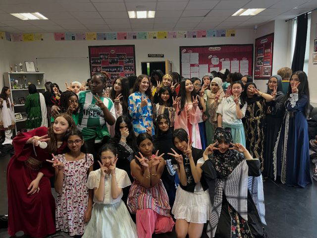 ✨🌍🎬 Culture Day Behind the Scenes 🎬🌍✨
What a brilliant day with such amazing Culture Day performances! There’ll be plenty more content to come but here are a couple from backstage today. Well done everyone! 
#HollyLodgeLife #ExpectToAchieve