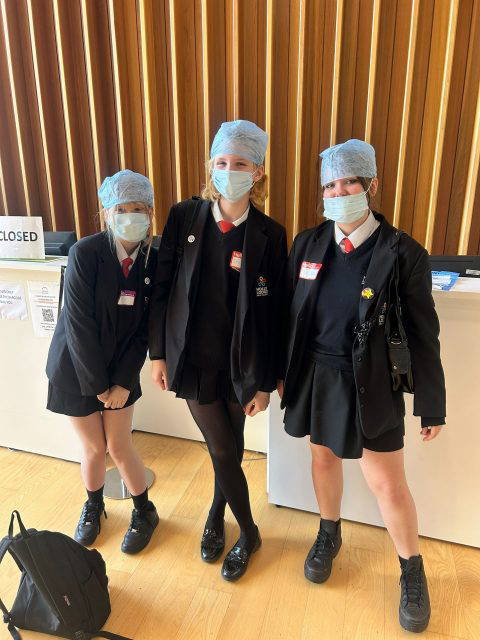 Some action shots from Alder Hey NHS Careers Fayre with Year 8! We had a lovely morning at Alder Hey children’s hospital learning about the jobs that the NHS offer. The students spent time communicating with staff and asking questions. They were respectful, polite and enthusiastic. Well done Year 8! 👏🏻
#HollyLodgeLife #ExpectToAchieve