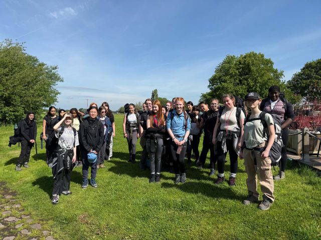 Here’s a quick snap of our Year 9 Bronze qualifiers this weekend! They set off this morning and will have a long hot couple of days ahead. ☀️
#HollyLodgeLife #ExpectToAchieve