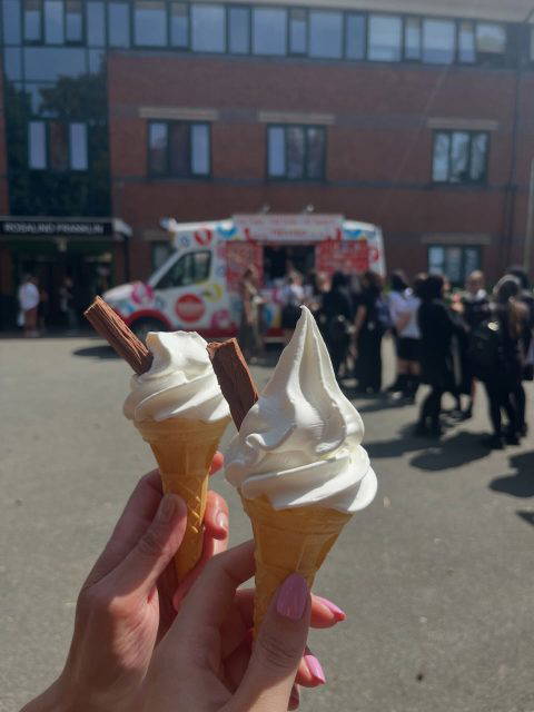 The rewards continue! We hope you all enjoyed the visit from the ice cream van today, a perfect cool-down for a hot day 🍦☀️
#HollyLodgeLife #ExpectToAchieve
